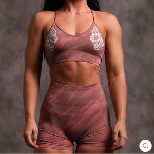 SHE WOLVES FOREVER SEAMLESS EVERSON SHORTS IN CLOUD PINK NATIVE CAMO - MEDIUM